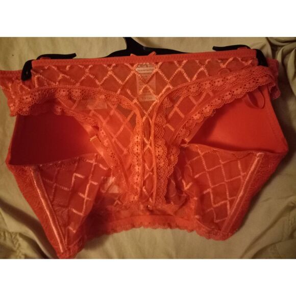 Intimate set  - Picture 14 of 16